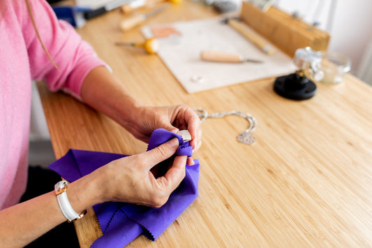 Purple cleaning cloth cleaning silver necklace